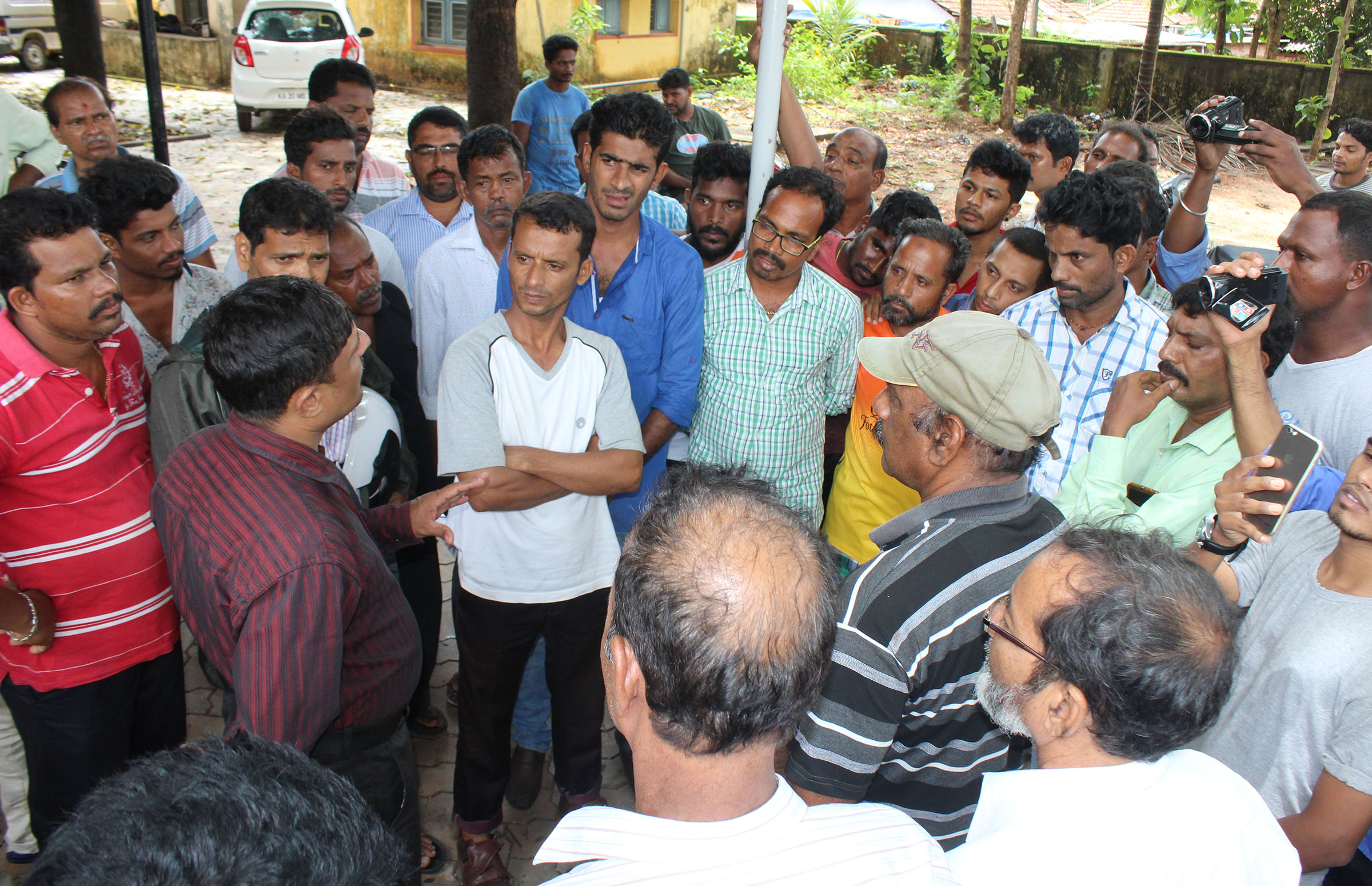 ವಿದ್ಯುತ್ ಸಮಸ್ಯೆ ಪರಿಹಾರಕ್ಕೆ ಆಗ್ರಹಿಸಿ  ಮೆಸ್ಕಾಂ ಶಾಖೆಗೆ ಗ್ರಾಮಸ್ಥರಿಂದ ಮುತ್ತಿಗೆ